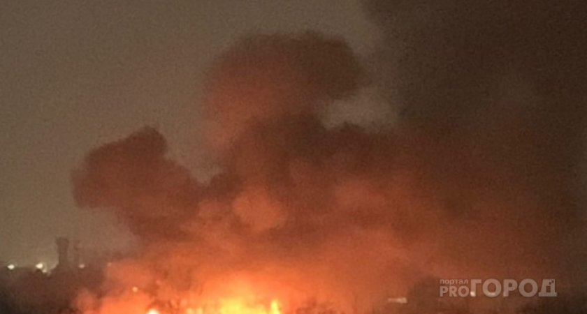 42 пожарных потушили загоревшийся цех в Череповце