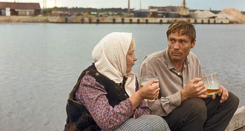 Предлагаем вам восстановить и вспомнить за считанные секунды кадры из двух любимых советских фильмов