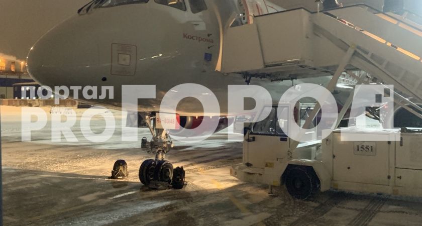 У вологодского пассажирского самолета лопнуло колесо при посадке 