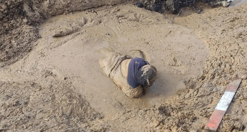 В Вологде мужчину засосало в грязь