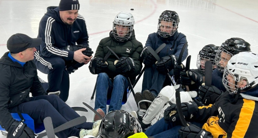 Молодые люди с ОВЗ познакомились со следж-хоккеем в Соколе