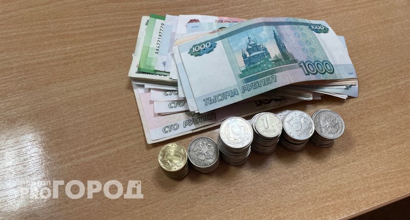 Женщину заставили вернуть переведенные на ее карту по ошибке 50 тыс. с процентами