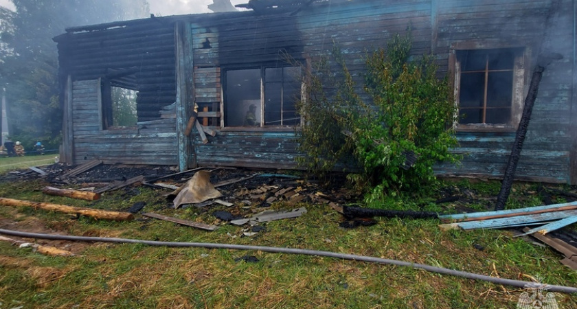 Молнии в один день оставили без крова три семьи в Вологодской области