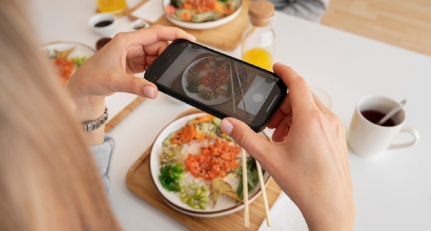 Эта привычка за столом указывает на низкий интеллект