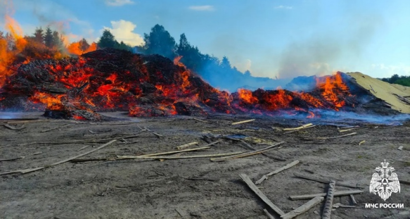  Гроза обернулась пожаром: молния подожгла отходы деревообработки на Вологодчине