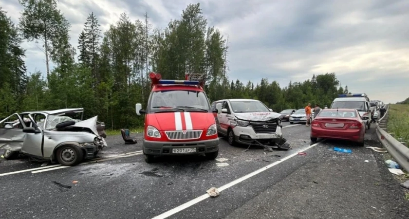 Страшная авария с тремя пострадавшими и тремя автомобилями произошла под Грязовцем