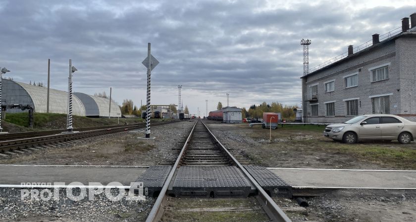 На переезде Вологда-2 произошло столкновение поезда и грузового авто