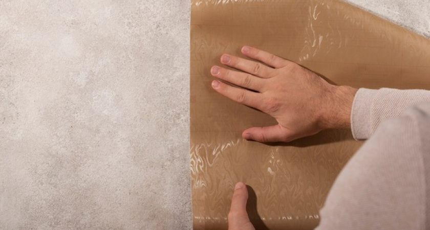 Жирные пятна на бумажных обоях — больше не проблема: 3 простейших способа помогут избавиться от них без навсегда