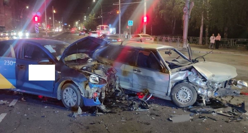 Четыре человека пострадали в жестком ДТП с такси в центре Вологды