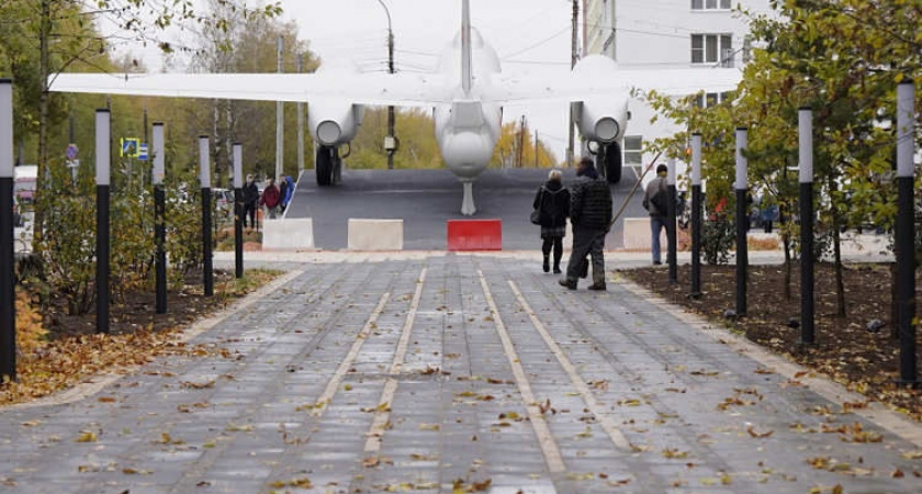 На бульваре Ильюшина в Вологде монтируют опоры нового уличного освещения