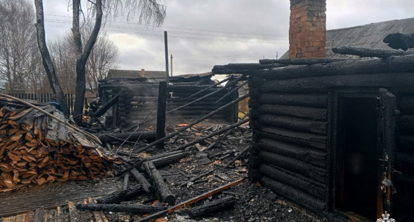 В Вологодской области пожарные не успели спасти машину в горящем гараже