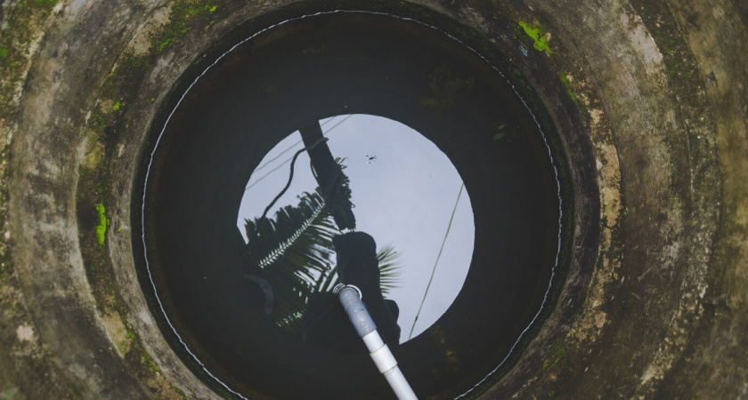 Залейте в выгребную яму банку смеси из кухни — и про откачку забудете навсегда: вот он дедовский метод народных умельцев