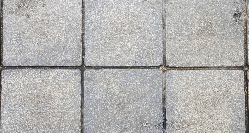 Дешевле, чем тротуарная плитка: бюджетное решение для отмостки во дворе — выдержит даже две груженых фуры