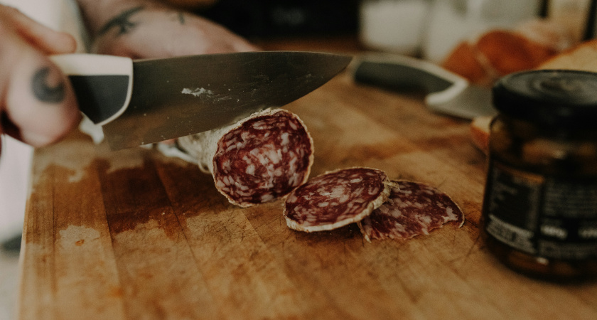 "Мяса нет, сплошная соя": в Роскачестве рекомендуют не покупать эти марки колбасы даже по большой скидке