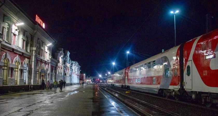 Накануне на перрон вокзала Вологды приехал двухэтажный поезд