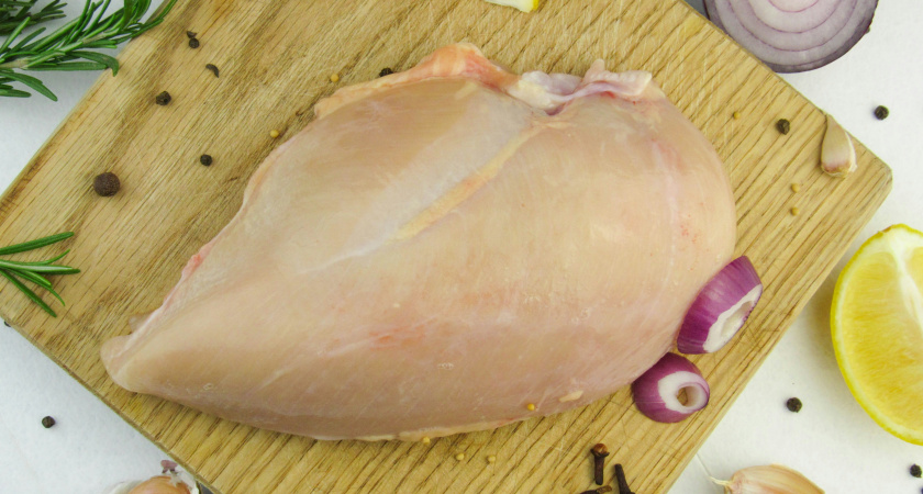 Внутри сплошные микробы: Роскачество назвало марки куриного филе, которые лучше не покупать