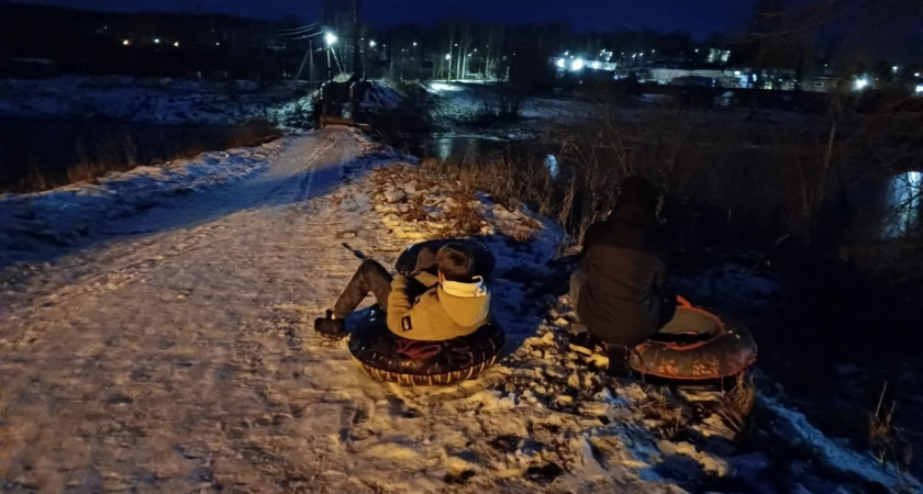 В Вологодской области школьники едва не попали под лед, катаясь на ватрушках 