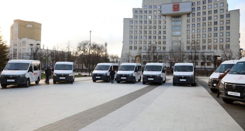 Глава Вологодской области вручил микроавтобусы десяти многодетным вологодским семьям