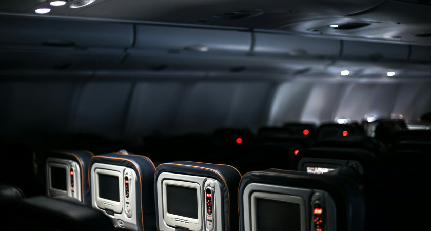 Почему опытные туристы всегда надевают толстовку с капюшоном в самолет: хитрость, о которой и не догадываются