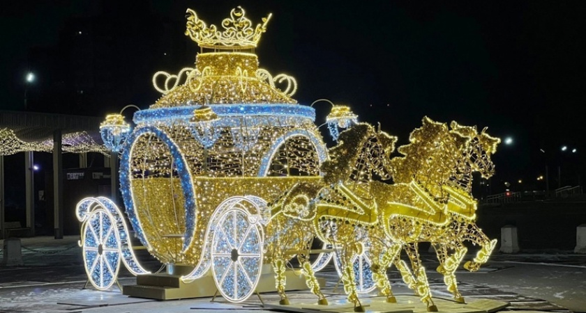 Светящуюся карету с лошадьми и оленя установили в Череповце