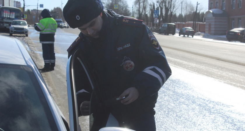 Вологодские автоинспекторы задержали 8 пьяных водителей и 17 лихачей без прав