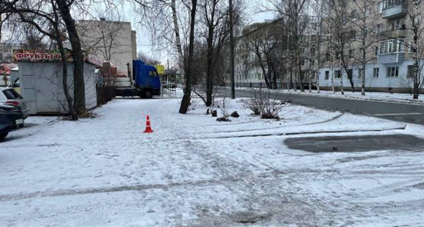 В Вологде водитель иномарки сбил пешехода на тротуаре