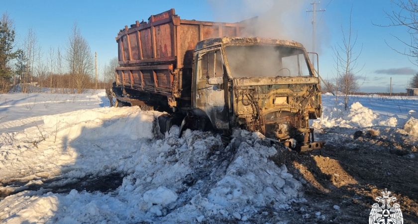 В Вологодской области во время разгрузки гравия вспыхнул КамАЗ