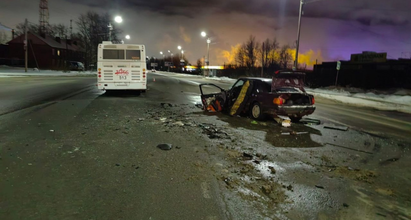 В Вологодской области произошло столкновение автобуса и легкового автомобиля