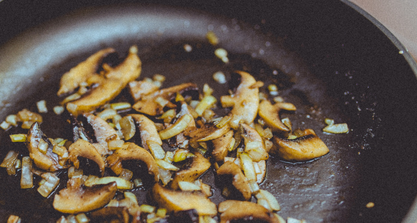 Кипятим 1 ложку, и сковородка сияет как новая: нагар отлипнет, а еда больше не пригорит