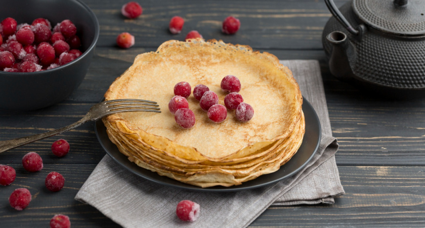 Вливаю это в тесто перед мукой: блины получаются кружевные и вкусные - даже тоньше листа бумаги