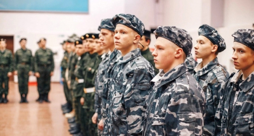 Более 600 школьников Вологды показали свои навыки строевой подготовки