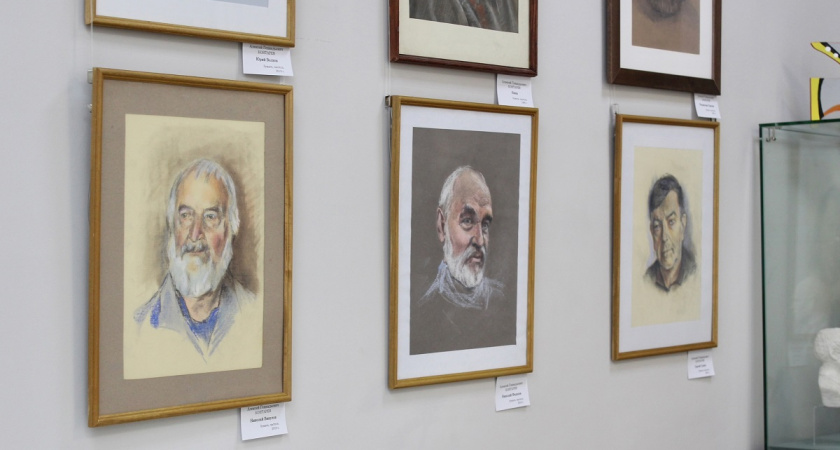 В Вологодской области открылась профессиональная выставка художника Алексея Контарева