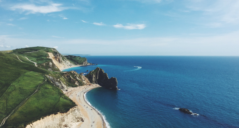 Отпуск или помойка: 4 нашумевших курорта, где море и песок утопают в грязи