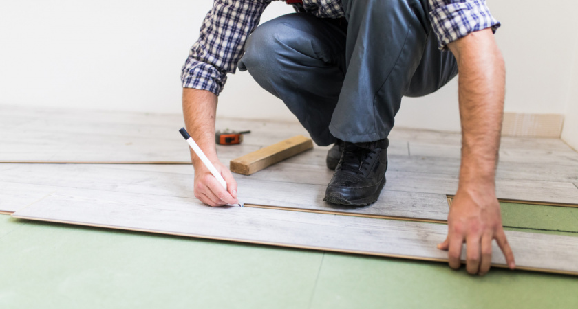 Ламинат и теплый пол — на свалку: найдено напольное покрытие, которое не пропустит грибок и грязь