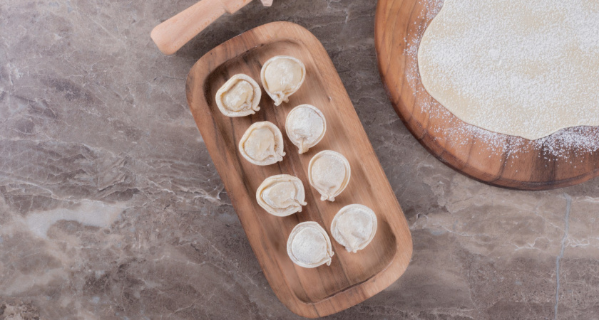 Перемолотые рога и копыта, мяса в составе нет: в Роскачестве назвали худшие бренды пельменей