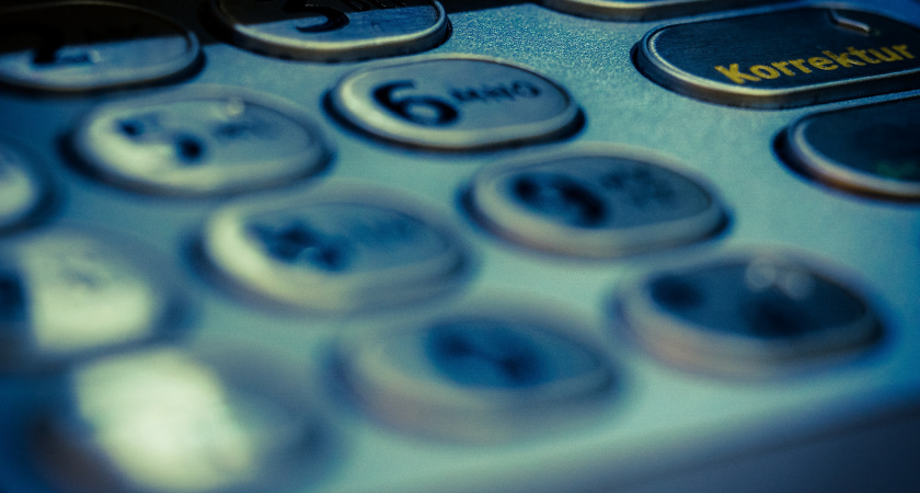 Для тех, кто снимает наличные в банкомате - еще одно жесткое правило с 6 марта