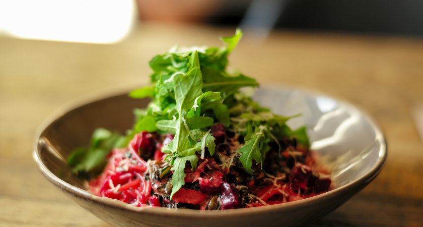 Никакой не винегрет: роскошный салат со свёклой "Милана" - идеален на 8 марта