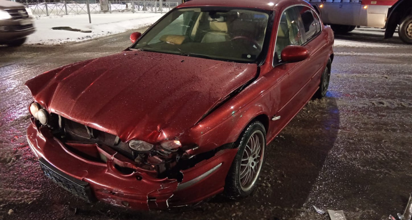 Два водителя пострадали при столкновении «Киа» и «Ягуара» в Вологодской области