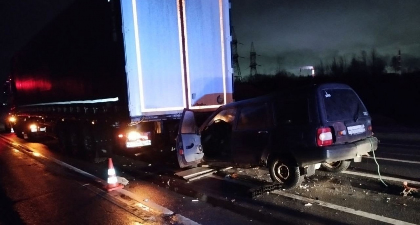 В Вологодской области водитель легковушки врезался в полуприцеп тягача