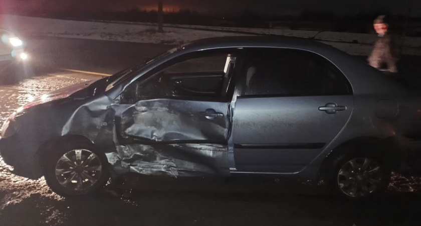 Под Вологдой водитель пострадал при столкновении двух иномарок