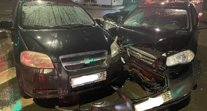 В Вологде три человека пострадали в ДТП с тремя иномарками