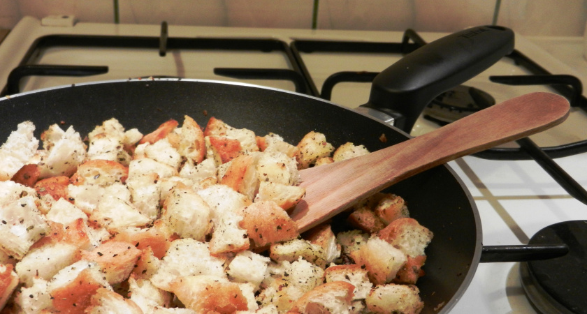 Не для крючка: вот зачем на самом деле нужна дырка в ручке сковороды — почти никто не знает, для чего это нужно