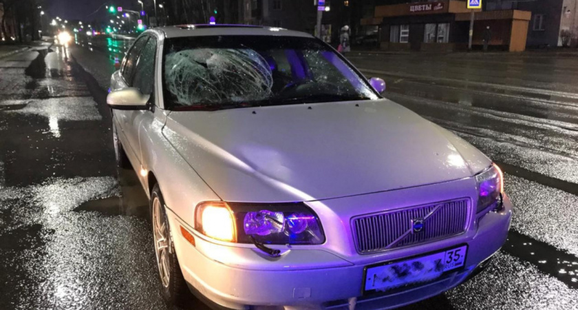 В Вологодской области женщина на пешеходном переходе попала под колеса двух автомобилей