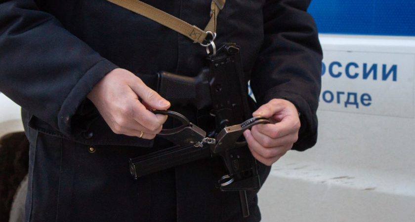 Гостья украла 75 тысяч у хозяина во время застолья в Вологодской области