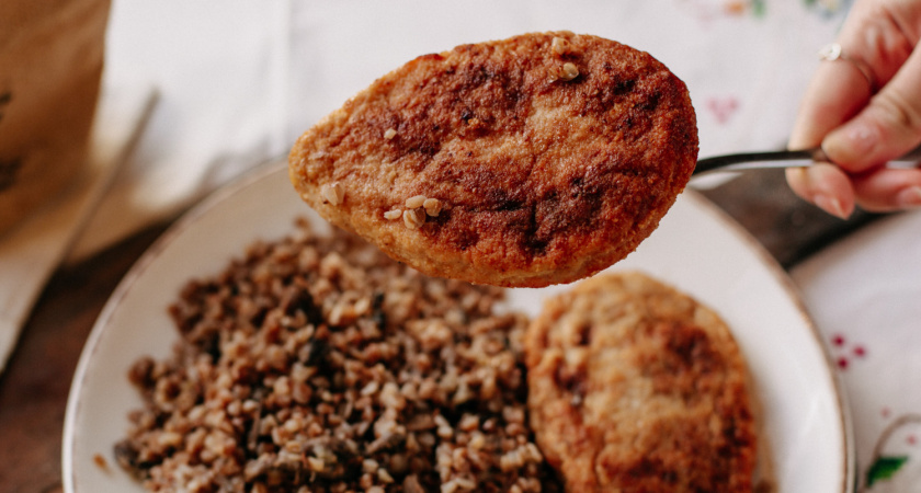 2 ложки в фарш — и котлеты выше всяких похвал: сочные, нежные — вкуснее ресторанных