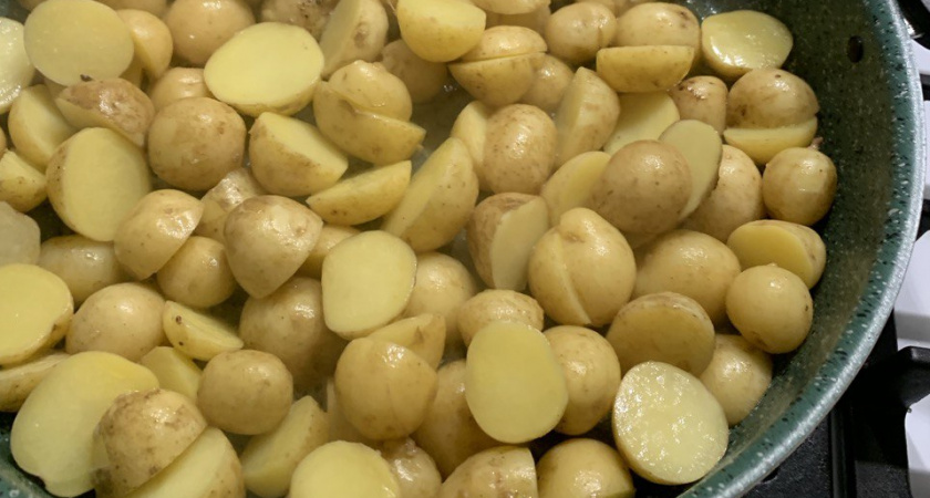 Картофель варите не в воде, а в этом — впитает все самое ароматное: вот какой секрет знают шеф-повара