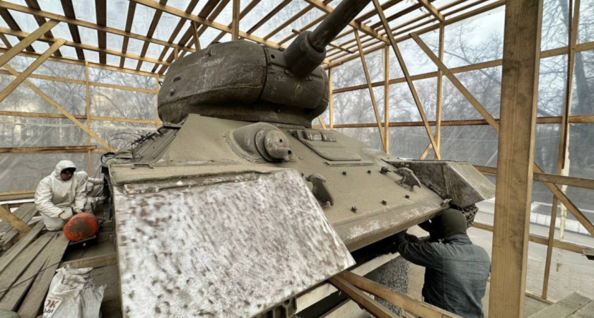 На танке Т-34 в Вологде обнаружили следы от снарядов времен войны