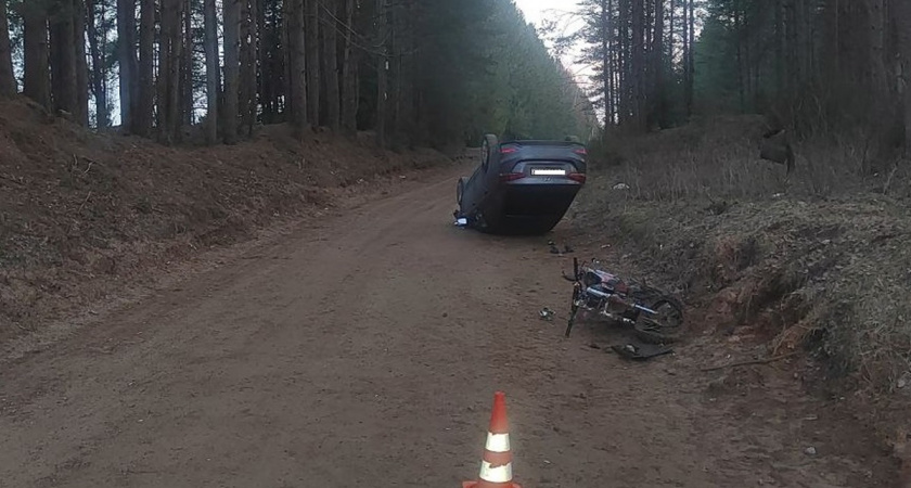 В Вологодской области иномарка опрокинулась на крышу по вине водителя питбайка без прав
