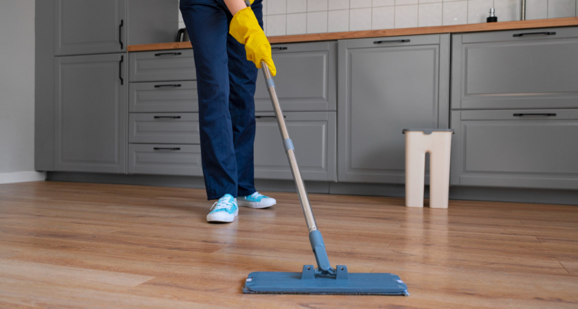 Начала мыть полы солёной водой — перемены в доме ощутили все: вот зачем нужно добавить соль в ведро