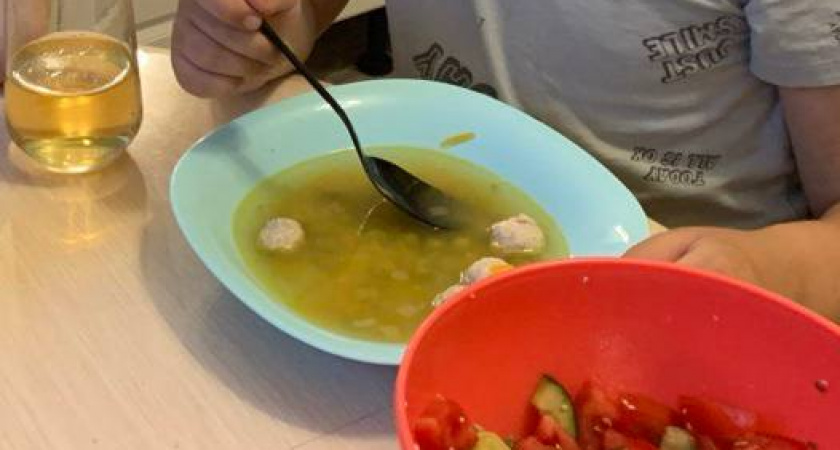 Не специи и не масло: вот что добавляют в куриный суп, чтобы он получился насыщенным — хитрость шефов